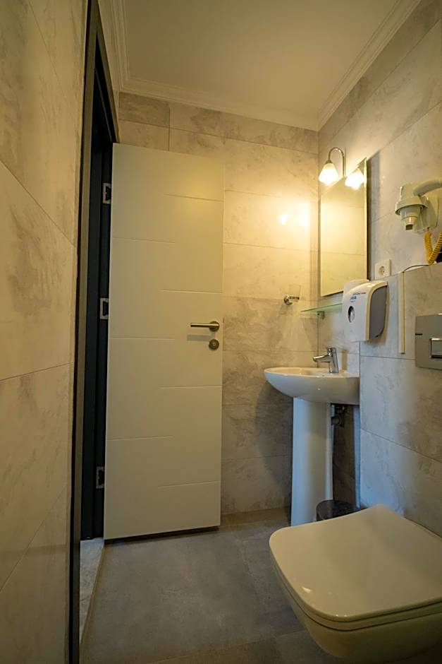 Artemis Hotel