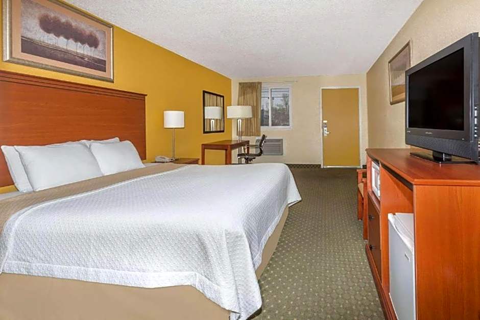 Photo 1 of 1 of Standard 1 King Bed, Nonsmoking, Pet-Friendly