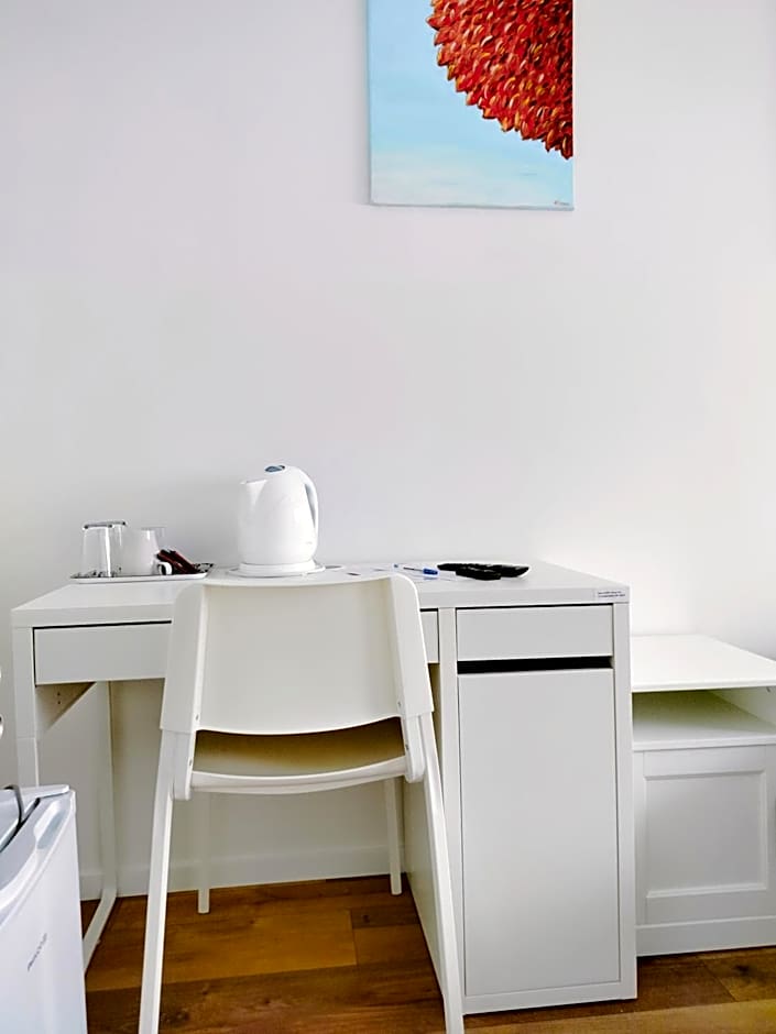 Dimael Hostel & Apartments