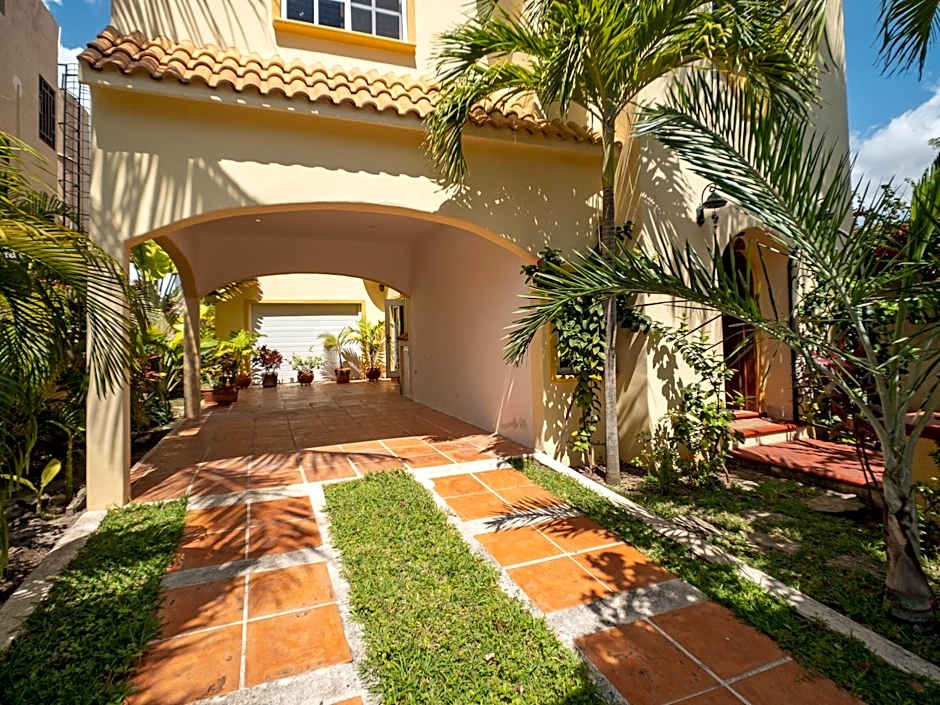 Casa Zarah - Hacienda Family Home - Pool and 2-Block to Beach