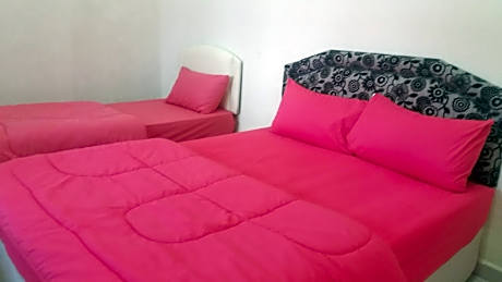 Room with 1 Queen Bed and 1 Single Bed