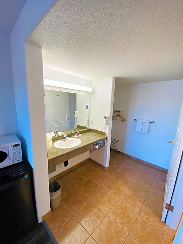 Super 8 by Wyndham 100 Mile House