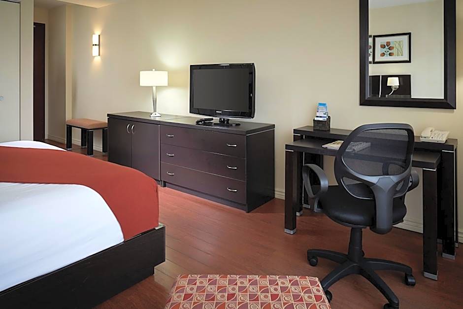 Holiday Inn & Suites Montreal Airport by IHG
