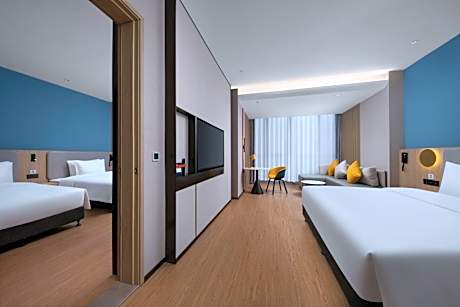 1 King Bed Accessible Mini-bar