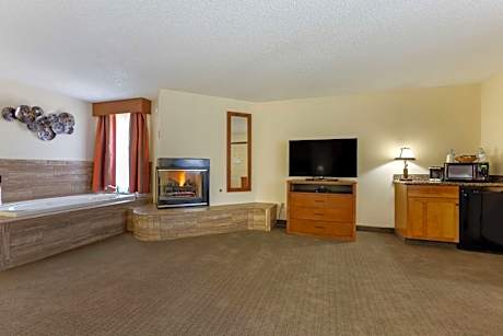 King Suite with Jetted Tub and Fireplace - Non-Smoking