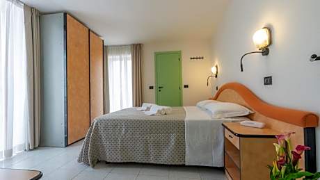 Deluxe Double Room with Balcony and Sea View
