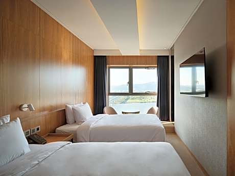 Deluxe Twin River View