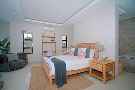 Queen Suite with Pool View