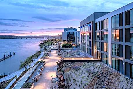 AC Hotel by Marriott Vancouver Waterfront