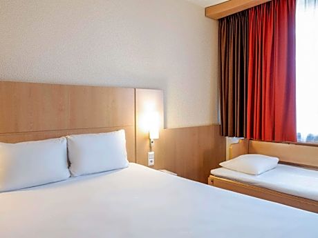 Standard Room with One Double Bed and One Single Bed