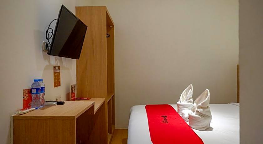 RedDoorz Plus @ Losari Makassar