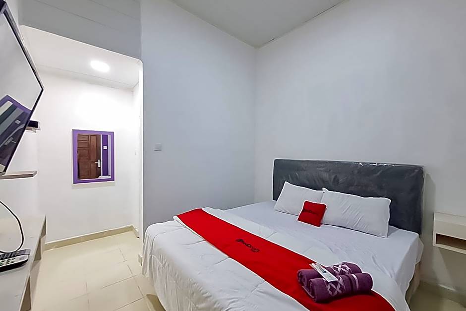 RedDoorz @ Jalan Ahmad Yani Karawang