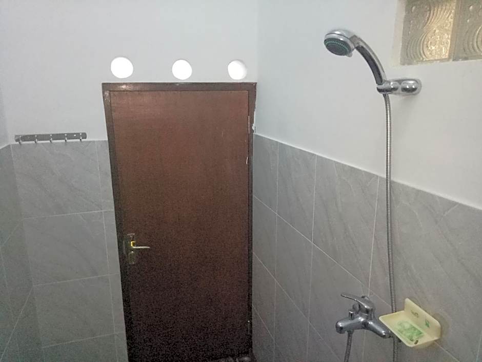 Aris Homestay and Warung Made