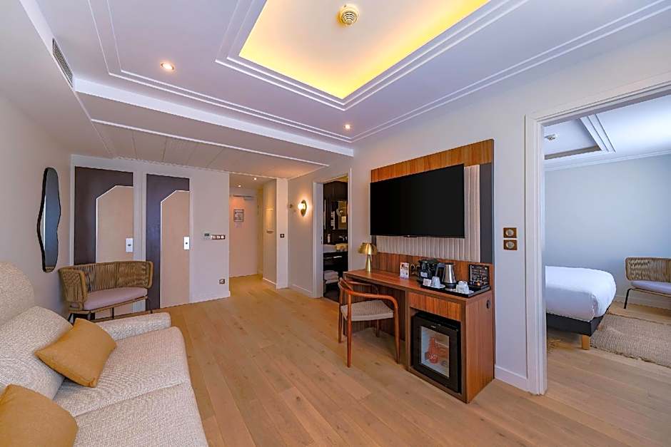 Photo 1 of 3 of 1 King Bed and 1 Double Bed Suite