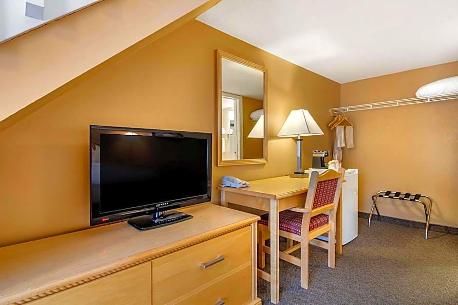 Econo Lodge Inn & Suites