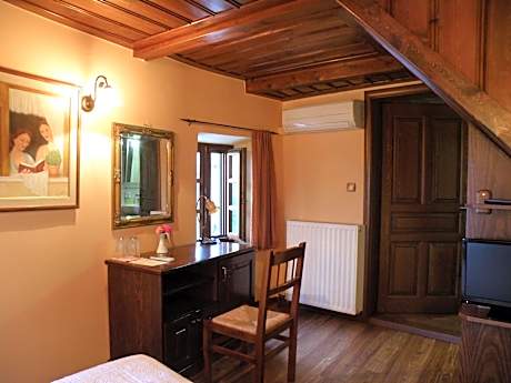 Economy Family Room with Meteora View