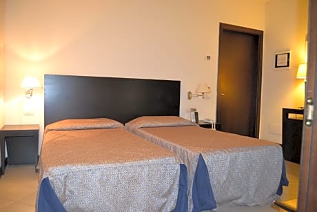 Twin (two single sized beds)