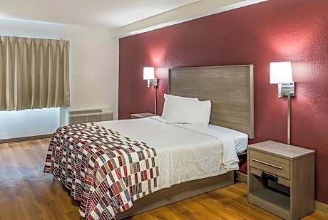 Queen Room with One Bed – Disability Access – Non-Smoking