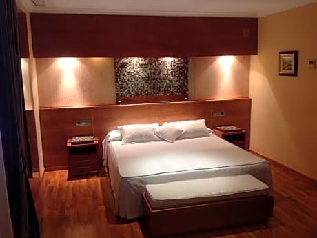 Suite 1 King Bed Sofa Executive