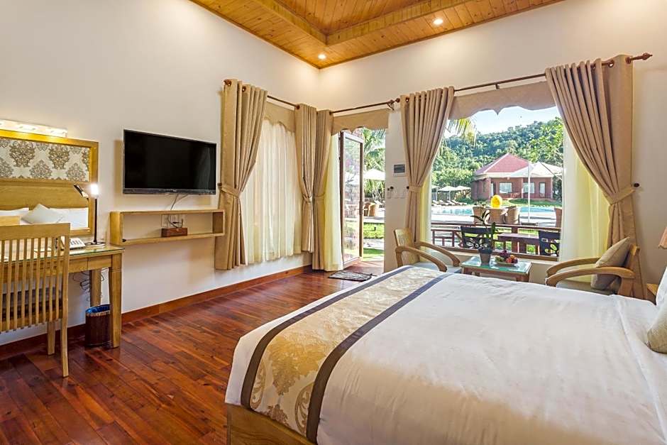 Photo 1 of 8 of Deluxe Bungalow, Pool View