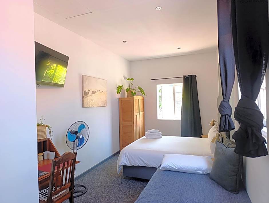 Guinea Fowl Lodge - Lagoon & Heads View B&B, Central Knysna