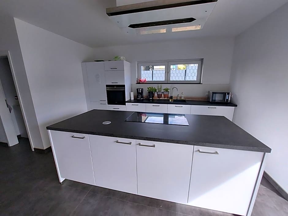 Lovely bedroom with single bed