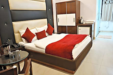 Deluxe Double Room (2 Adults + 1 Child)