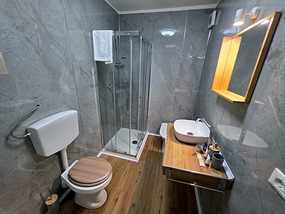 Vanzi Rooms