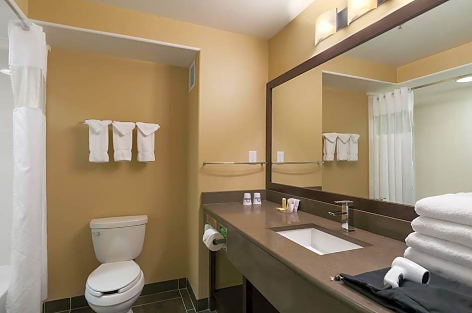 Days Inn & Suites by Wyndham Brandon