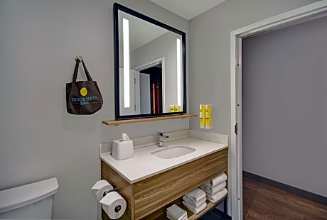 2 Queen Mobility/ Hearing Accessible W/ Tub