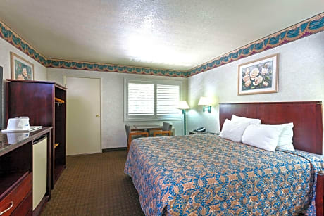 1 King Bed Accessible Room Non-Smoking