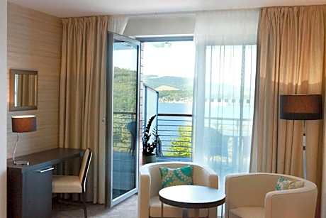 Deluxe Double Room with Lake View