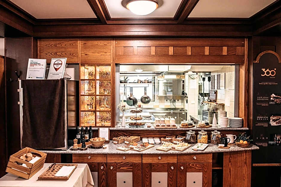 Hotel Dvor Jezersek Brnik