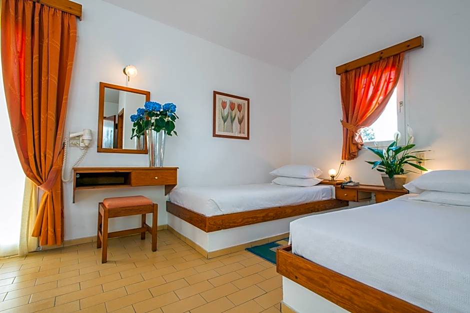 Delfinia Hotel & Bungalows