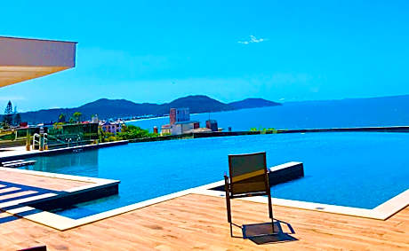 Espaço c/ piscinas e vista panorâmica da Praia