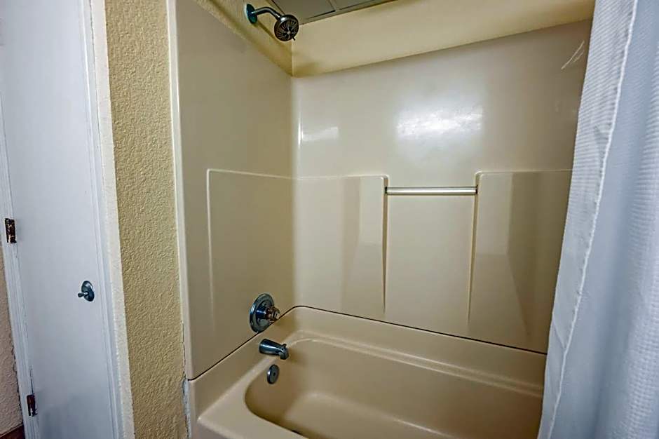 Oceanfront Views, Recently Renovated Kitchen,Pools