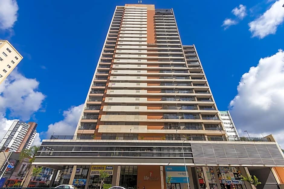 Apto em frente ao shopping com piscina aquecida