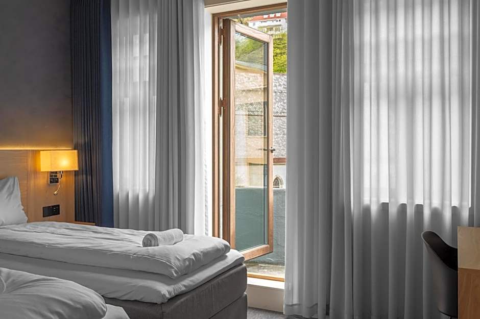 BREEZE Hotel Victoria - Self-Service