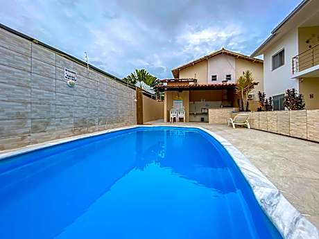 Apto Térreo 2 quartos sendo 1 suite (ambos com ar), no Residencial Praia e Sol, condomínio a aproximadamente 900m da Barraca do Gaúcho, condomínio com wi-fi, piscina e área Gourmet.