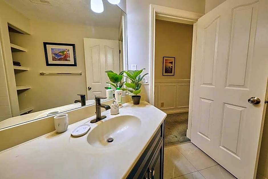 Casa Pura Vida Hot Tub, Pool & Ping Pong Tables w Backyard & BBQ Come stay