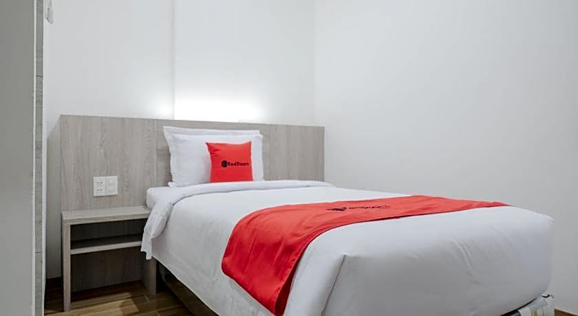 RedDoorz Plus @ Jalan Juanda Medan