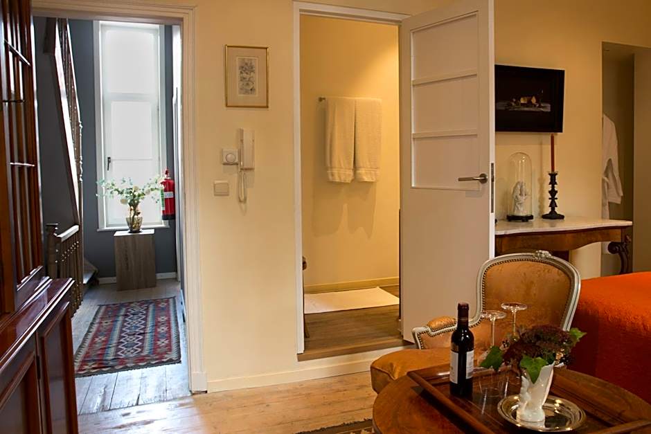 TWO ROOMS IN BRUGES