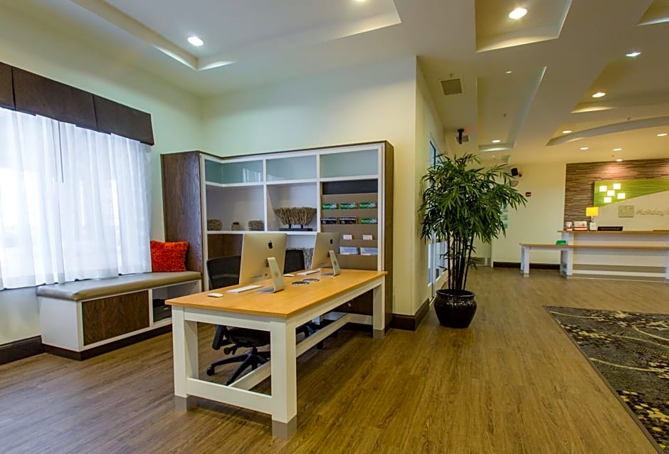 Holiday Inn Hotel & Suites Bloomington Airport, an IHG Hotel