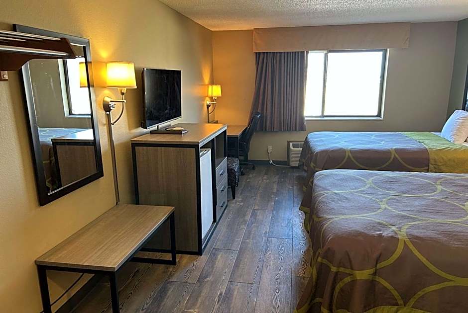 Super 8 by Wyndham Perry IA