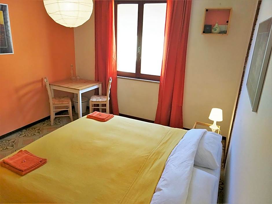 Double or Twin Room with Shared Bathroom — 8 fotoğraftan 1. fotoğraf