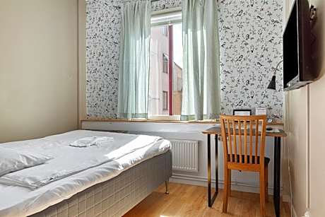 Standard Queen Room - Non-Smoking