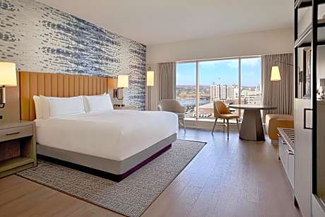 King Room with One King Bed, City View and Roll-in Shower - Mobility Access / High Floor