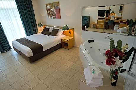 King Suite with Spa Bath - Non-Smoking