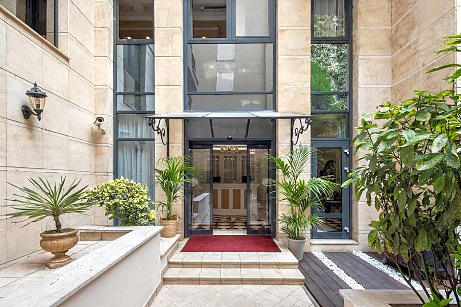Queen'S Court Hotel & Residence