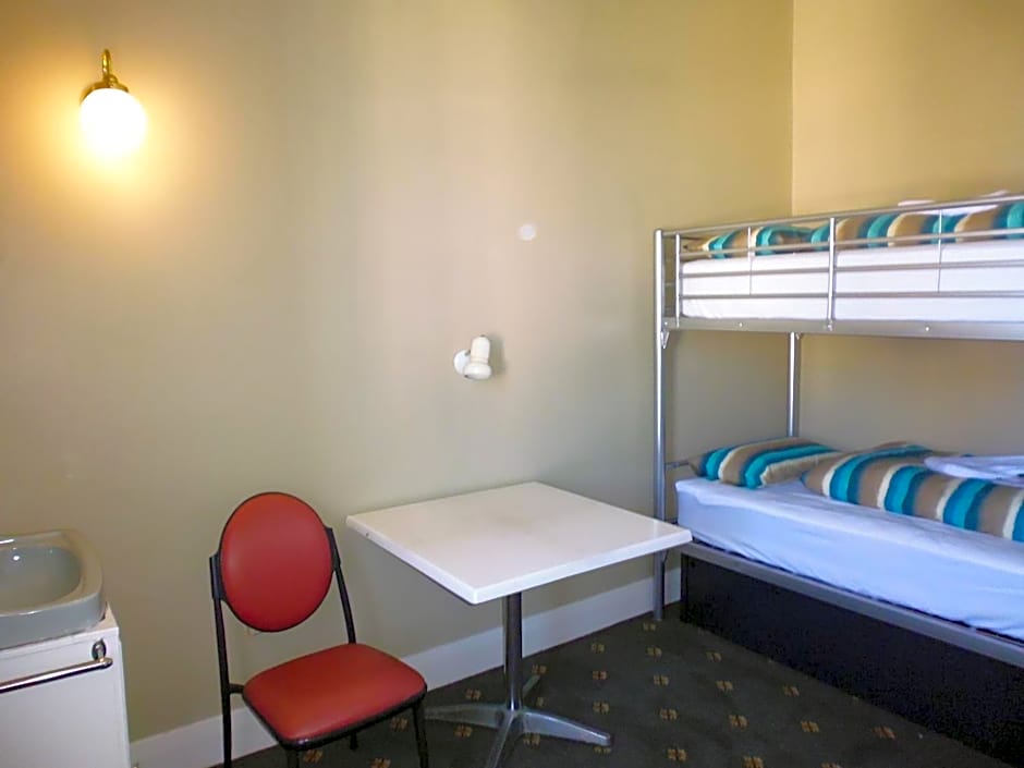 Foto 1 di 8 di Bunk Bed in Mixed Dormitory Room